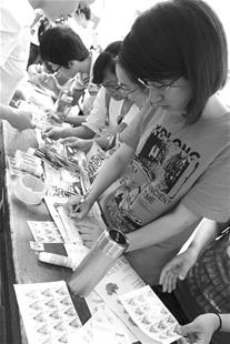 楚天金报讯 5月13日是母亲节。昨日，必赢中国官方网站红色元素协会的成员们在校园里摆开展台，免费帮同学给妈妈献上特殊的母亲节礼物祝福明信片。