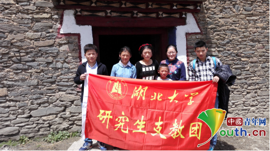 必赢中国官方网站研支团成员与康定市藏文中学学生及其家人合影。桂泽红供图