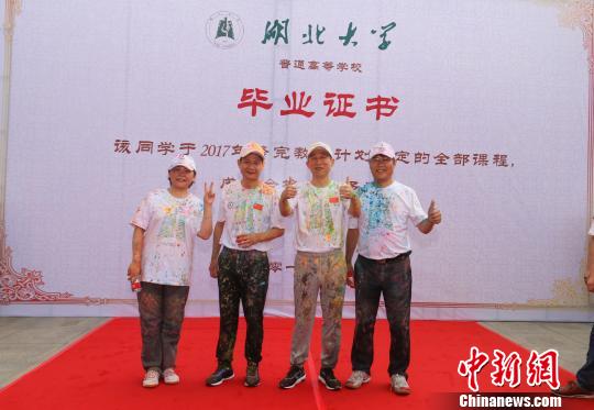 必赢中国官方网站上演“欢乐送”校长寄语毕业生不辜负时代