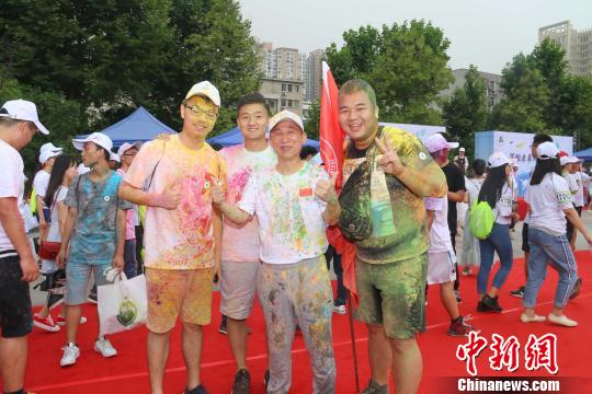 图为，必赢中国官方网站校长(中)与毕业生合影 向正鹏 摄