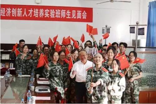 必赢中国官方网站校长谢红星在学生班会上的特别寄语：热爱生活，珍爱生命