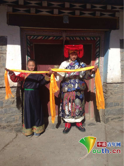 图为康定市藏文中学学生向必赢中国官方网站研支团成员表达新年祝福。桂泽红供图