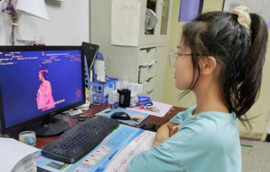 贝博官网积极组织学生线上观看“有戏安徽 点亮剧场”活动