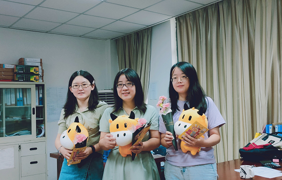 贝博官网学子教师节献花诉真情