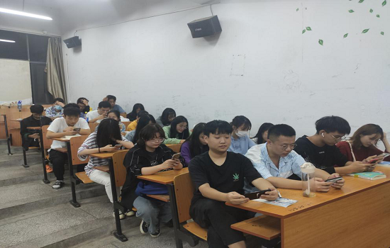 贝博官网团委积极组织观看“矢志艰苦奋斗，谱写青春之歌”全省大学生同上一堂思政大课活动