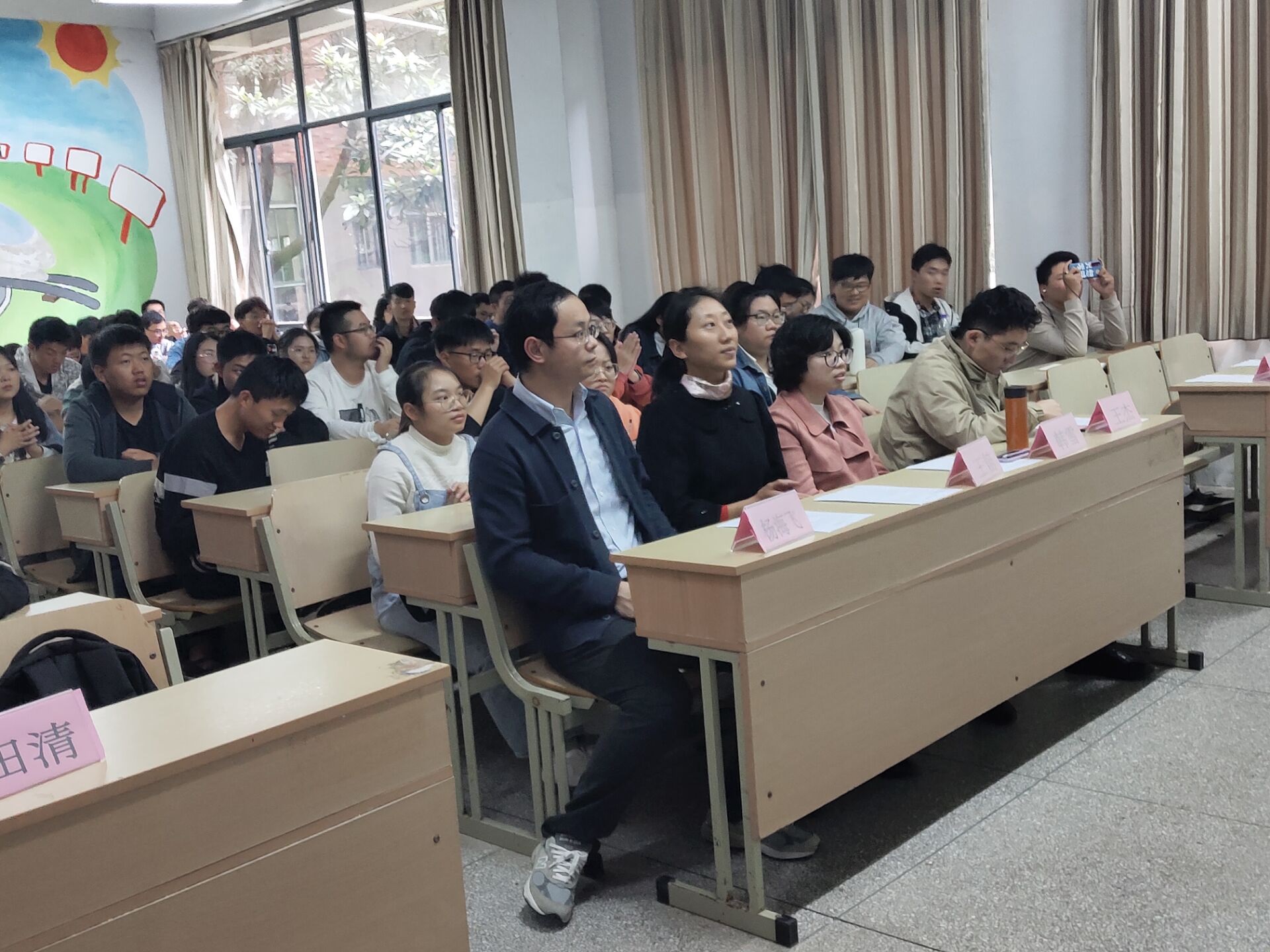 <strong>BB贝博艾弗森官方网站土木工程学院举办交通科技大赛讲座</strong>