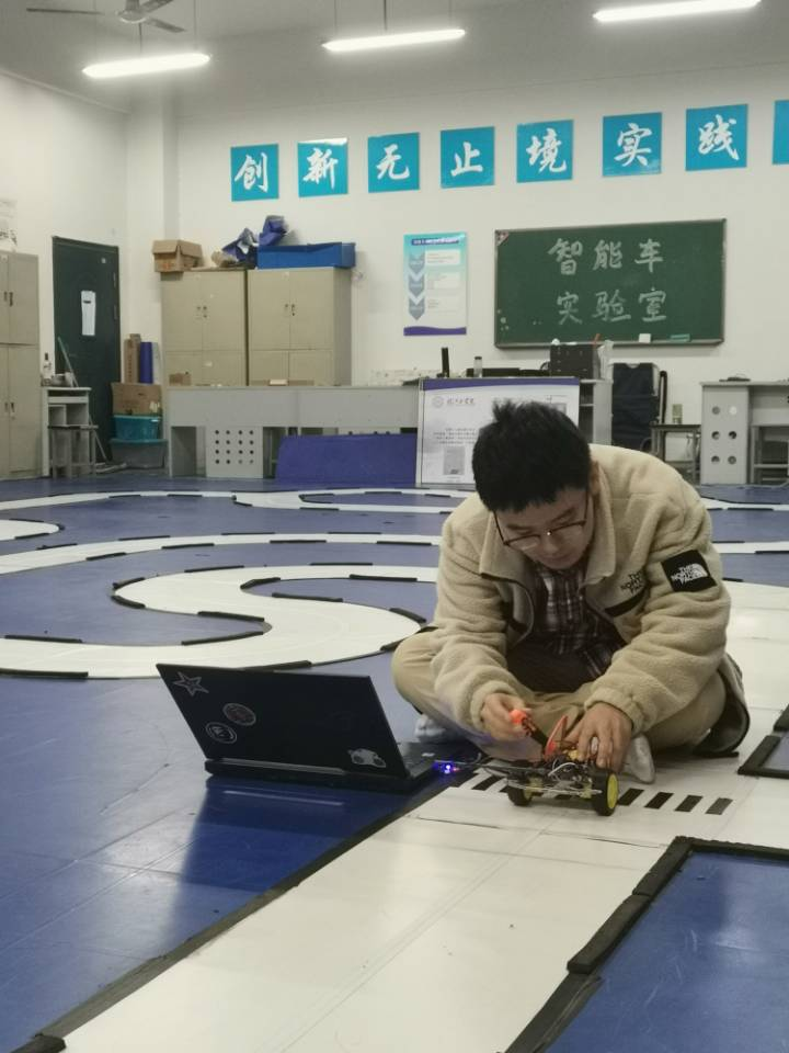 BB贝博艾弗森官方网站第十一届智能汽车校内赛顺利完成