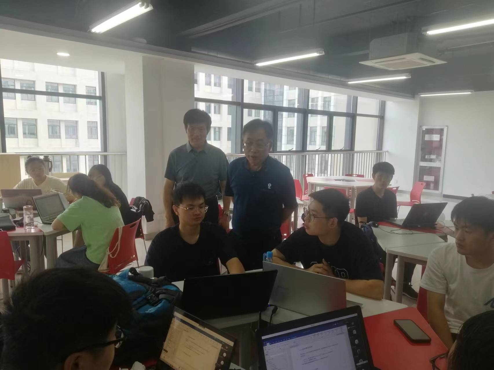 BB贝博艾弗森官方网站领导深入多家实习基地看望19级实习学生