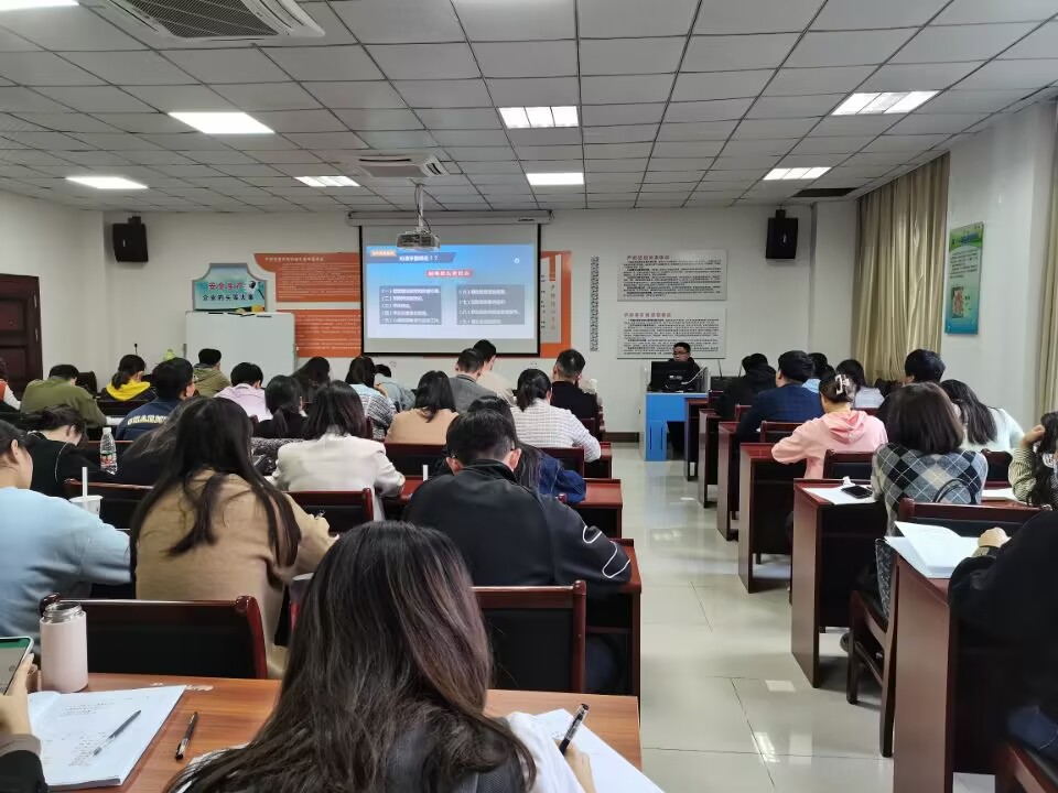 贝博官网举办2022年度辅导员培训开班仪式暨首场专题讲座
