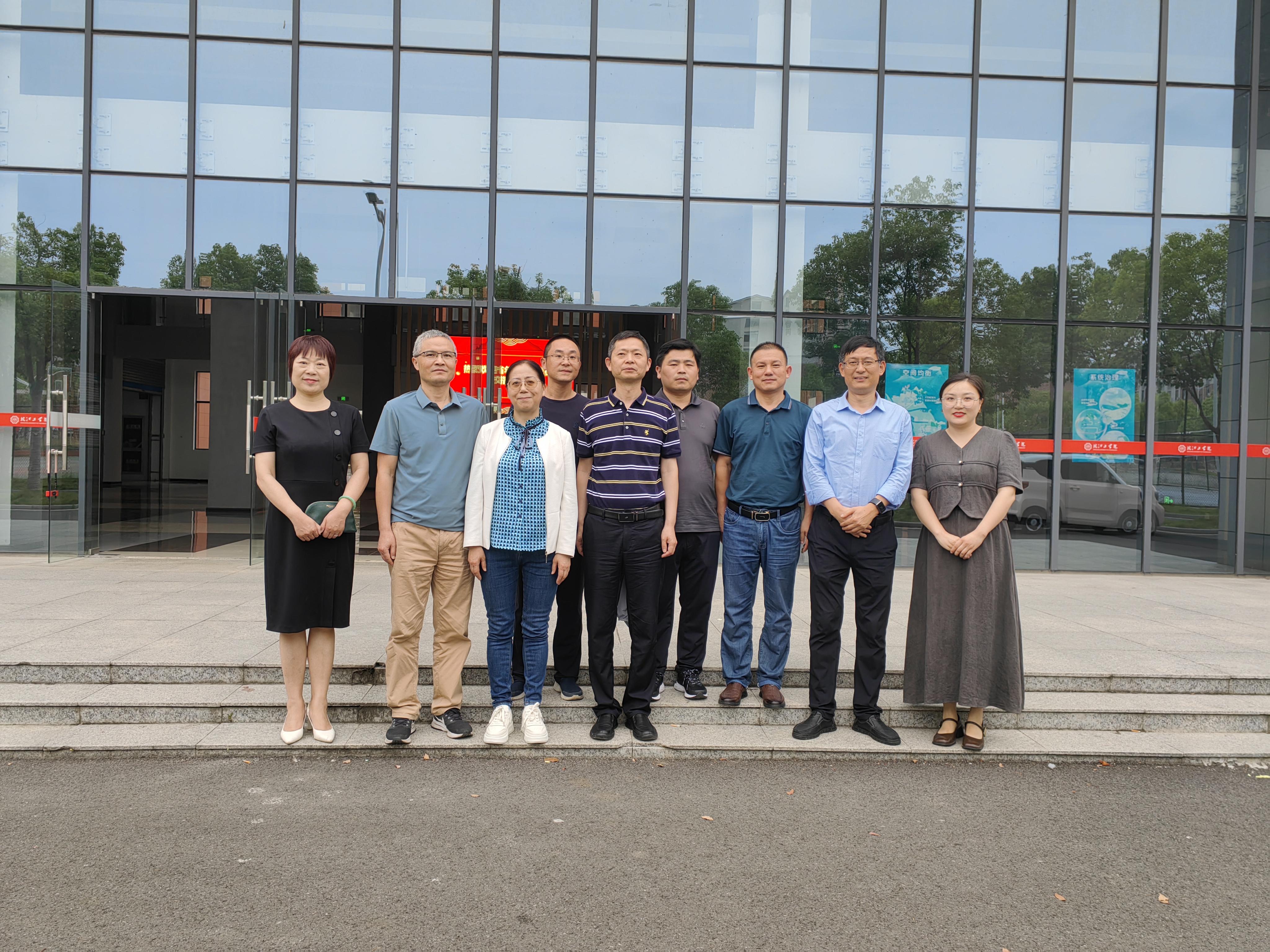 <strong>铜陵中学一行来访贝博官网艺术设计学院</strong>