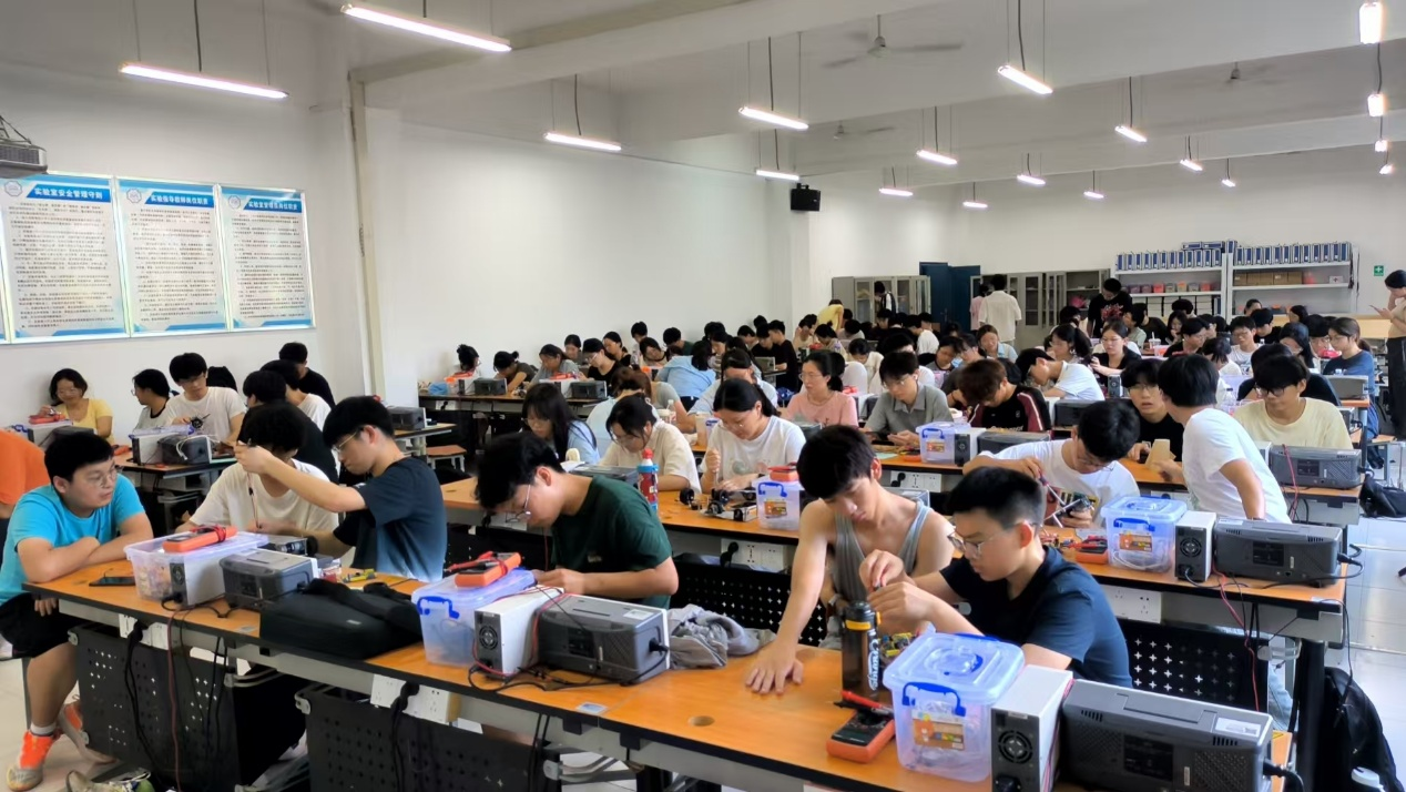 <strong>青春逐梦热土，创新点燃未来——BB贝博艾弗森官方网站暑期创新工程实践绘就育人成效新图景</strong>