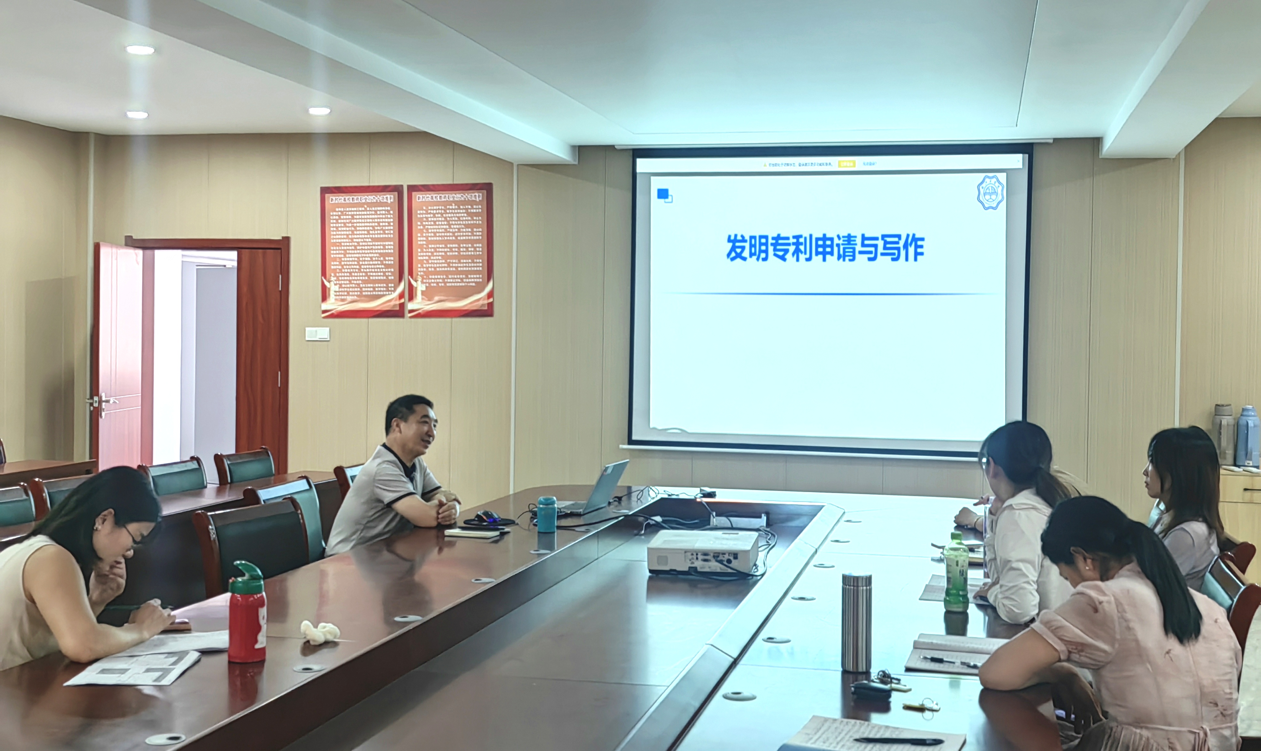 <strong>聚焦前沿  务实新篇 ——BB贝博艾弗森官方网站材料科学技术研究所召开季度工作例会</strong>