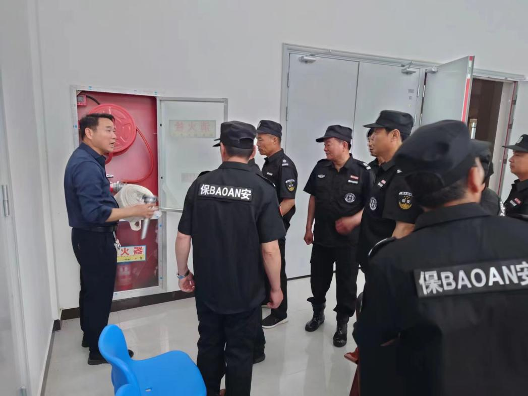 贝博官网开展校园反恐与消防联合培训活动