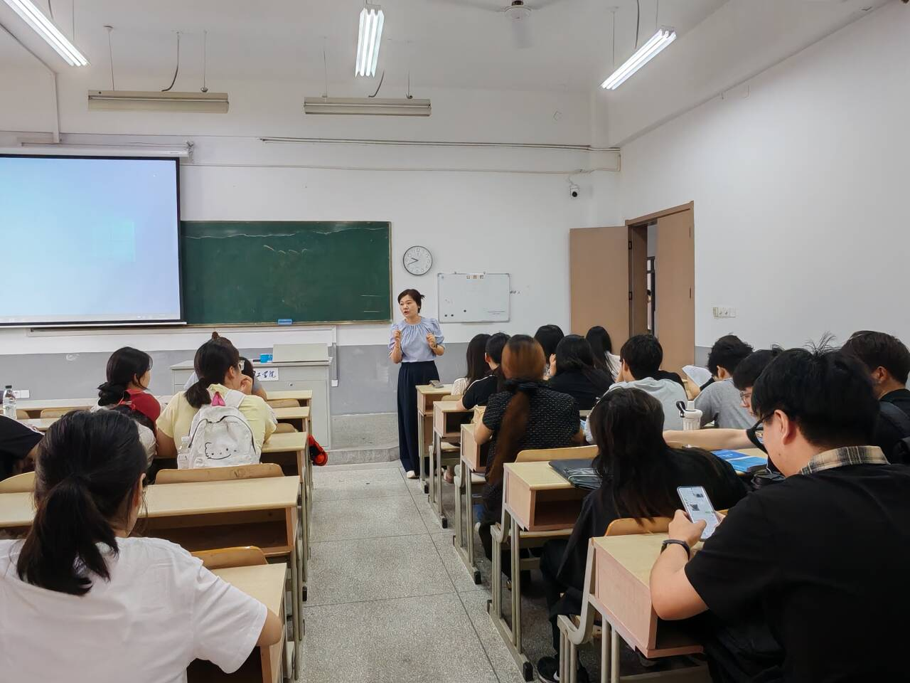 <strong> 锚定学业目标  凝聚奋进力量 ——土木与安全工程学院2023级给排水科学与工程专业闻天班召开新学期主题班会</strong>